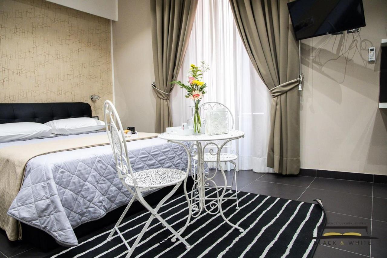 Residence Black & White เนเปิลส์ ภายนอก รูปภาพ