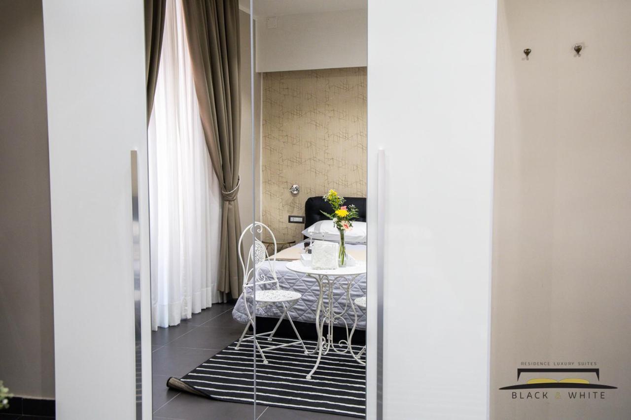 Residence Black & White เนเปิลส์ ภายนอก รูปภาพ