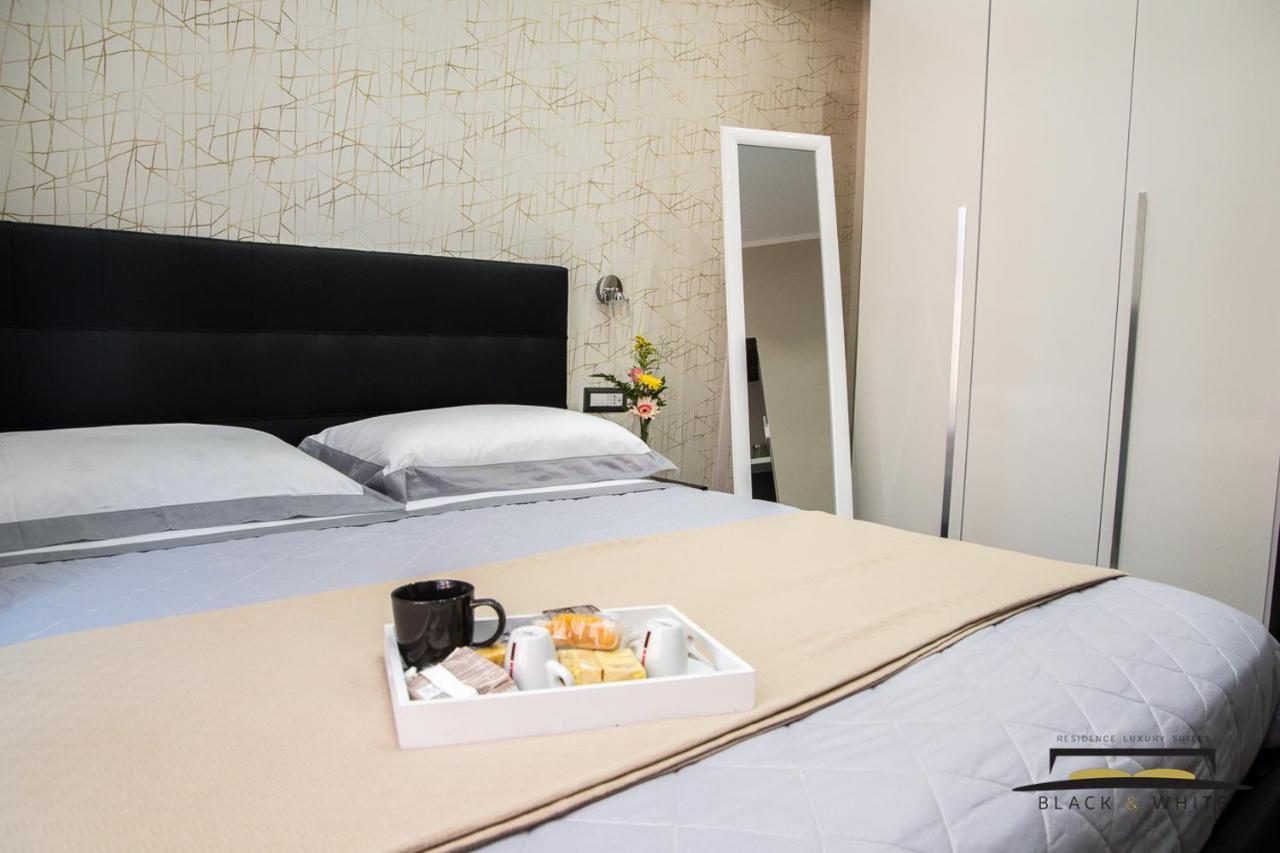 Residence Black & White เนเปิลส์ ภายนอก รูปภาพ