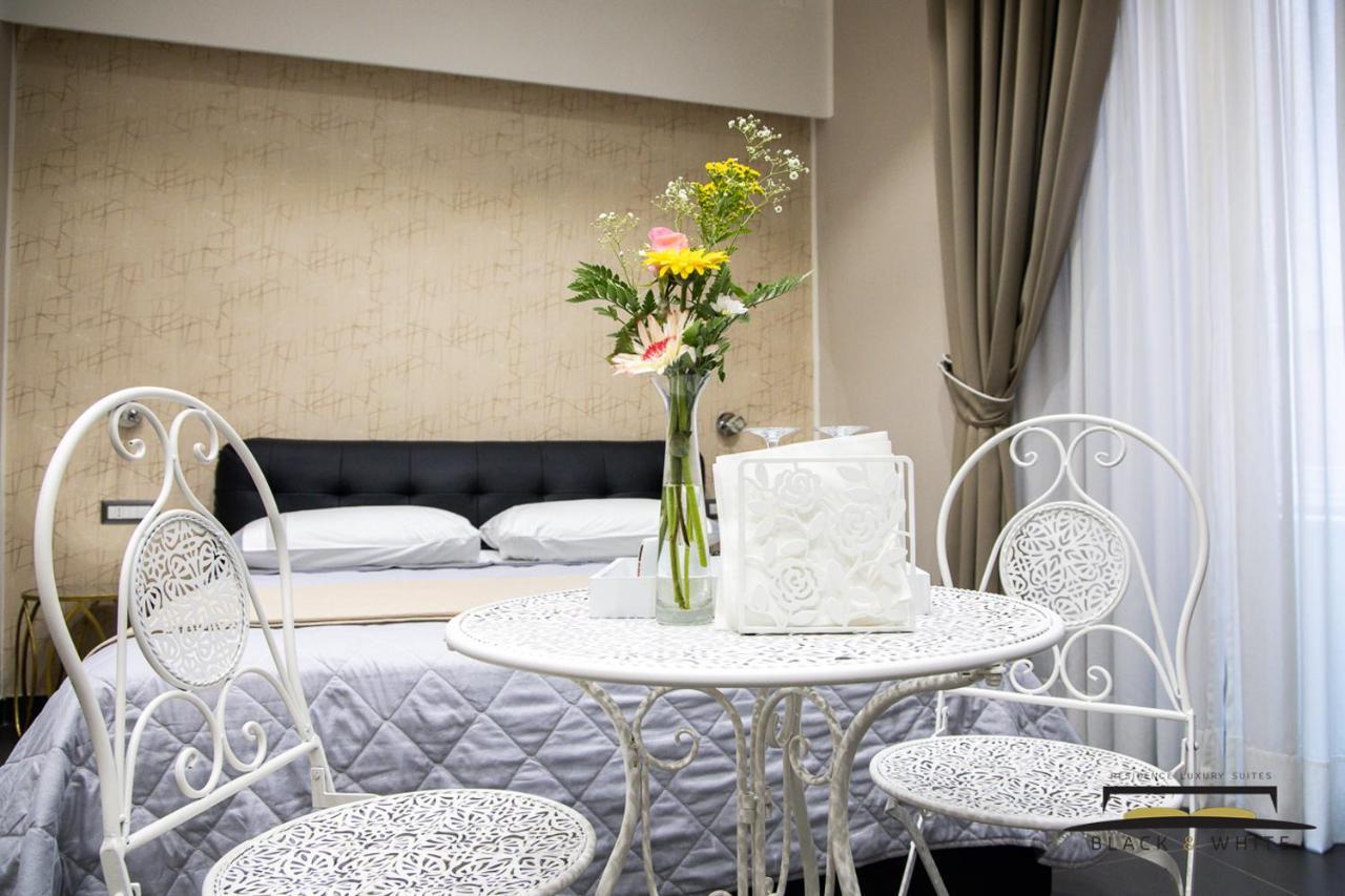 Residence Black & White เนเปิลส์ ภายนอก รูปภาพ