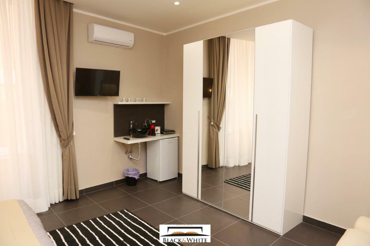 Residence Black & White เนเปิลส์ ภายนอก รูปภาพ